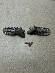2007 Kawasaki KX250F KX450F Oem Foot Pegs Left Right 34028-1533 Bolts. Fixed Price $24.99.